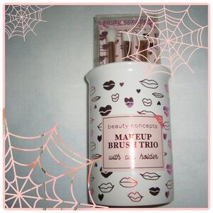 Makeup Brush Container in Ceramic”Lips & Hearts”Plus 4 pc set